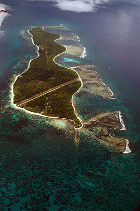 Vue du ciel de l'île Desroches (la bande claire diagonale est une piste pour avion.)