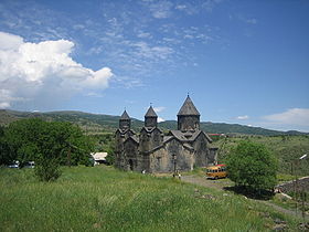 Complexe monastique de Tegher vu depuis le sud-ouest (à gauche, le gavit, et à droite, Sourp Astvatsatsin.
