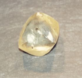 Cristal de diamant jaune en forme d'octaèdre