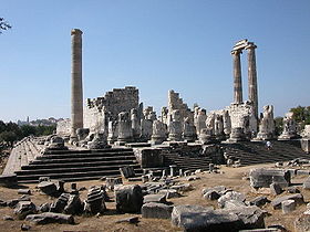 Le temple d'Apollon à Didymes. Le personnage, sur les marches, donne une idée des dimensions du temple.