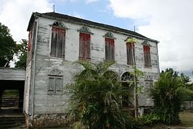 Vue du bâtiment principal, en ruine, du domaine de Maison Rouge