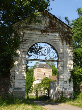 La porte d'en bas de l'ancienne abbaye de Dommartin. Vue sur la brasserie et le colombier.