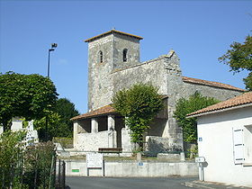 Le centre-bourg et l'église romane de Dompierre-sur-Charente