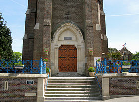 L'accès à l'église et au cimetière signale la présence d'une tombe d'un combattant du Commonwealth.