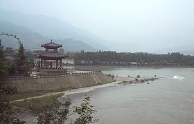 Vue partielle du système d'irrigation de Dujiangyan