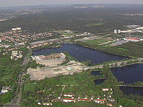 Vue aérienne du Reichsparteitagsgelände, avec le Kongresshalle au centre, en 2006.