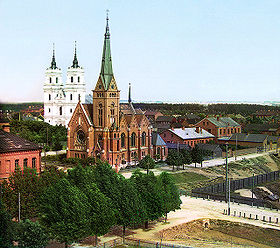 Dvinsk en 1912, avec l'église luthérienne en premier plan et l'église de l'Immaculée-Conception au fond