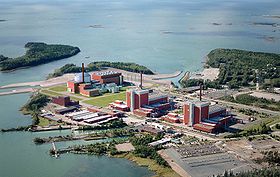 L'île d'Olkiluoto avec les 2 réacteurs nucléaires en service et le projet de réacteur EPR