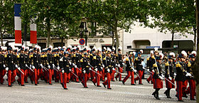Saint-cyriens défilant sur les Champs-Élysées le 14 juillet 2007