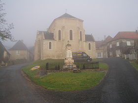 Église de Saint-Rabier dans le brouillard