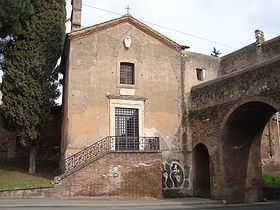 Entrée de l'église(mur d'Aurélien à droite)