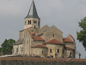 L'église de Cognat à l'écart du village sur une colline