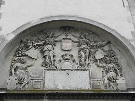 Fronton du portail de l'église Saint-Denis.