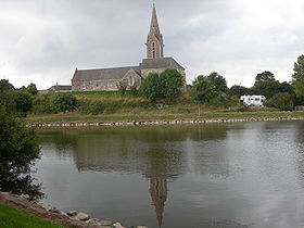 L'église vue du plan d'eau.