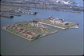Vue aérienne d'Ellis Island dans l'Upper New York Bay à côté de la statue de la Liberté (non visible), deux symboles de l'immigration vers le nouveau monde et du rêve américain aux XIXe et XXe siècles.