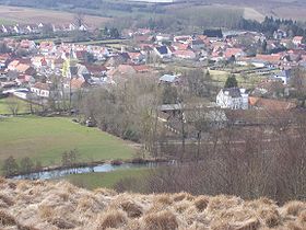 Vue sur Elnes (bourg avec l'église, le château) depuis les coteaux, mars 2010.