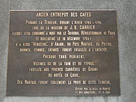 Plaque commémorative située sur la façade de l'ancien entrepôt, au 2 rue Lamoricière