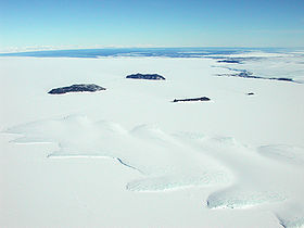 Vue aérienne des îles Dellbridge avec de gauche à droite l'île Tent, l'île Inaccessible, l'île Big Razorback et l'île Little Razorback et au premier plan l'extrémité du glacier Erebus.