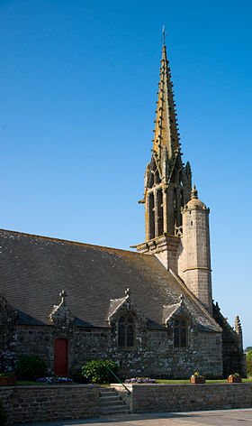 Vue de l'église et de son clocher.