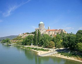 Vue de la Cathédrale Saint-Adalbert d'Esztergom du Danube.