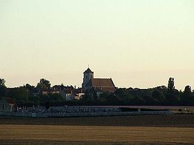 Partie est du village avec au  second plan le cimetière et en arrière-plan central le clocher de l'église Saint-Pierre-aux-Liens