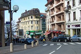Vue d'une des rues passantes d'Évian-les-Bains
