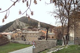 Vue du village, du bord de la route direction Digne (église paroissiale dans le village, chapelle Notre-Dame en arrière-plan)