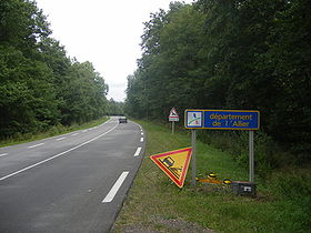 Photographie de la route N 493 : L'ex RN 493 dans la forêt de la Boucharde, à l’entrée dans le département de l’Allier