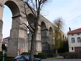 Vestiges de l'aqueduc romain enjambant les maisons de Jouy-aux-Arches.