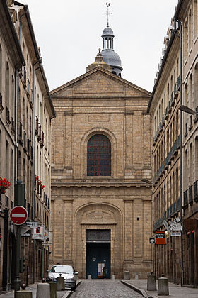 La photographie est prise de l'extrémité est de la rue du Guesclin, afin de souligner la mise en perspective de la façade. On voit le sommet du beffroi, mais les côtés de la façade et la tour (au nord) sont masqués par les immeubles de la rue. L'inscription christo salvatori en médaillon au dessus du portail indique la dédication de l'église au Saint-Sauveur.