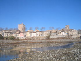 alt=Vue depuis la rive de l'Orbieu   menacant niveau en Octobre 2010]   La mairie de Fabrezan