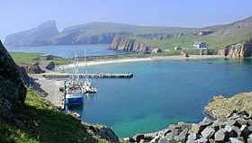 Fair Isle vu depuis la presqu'île de Bu Ness formant un mouillage avec son isthme.