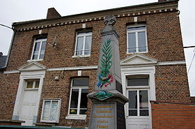 La mairie et le monument-aux-morts.