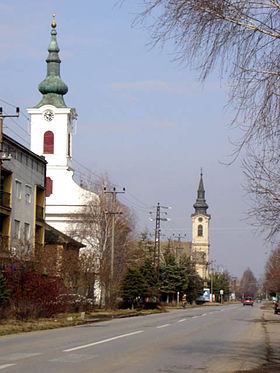 La rue principale de Feketić, avec l'église calviniste et l'église lutéhrienne abandonnée