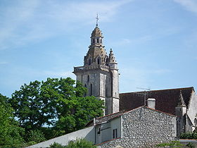 Le clocher Renaissance de l'église domine le village