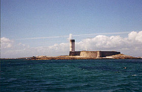 L'île de Fort-Cigogne vue depuis la mer.