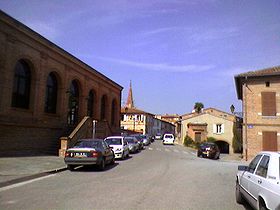Axe principal du village, avec sa salle des fêtes sur la gauche et sa mairie sur la droite