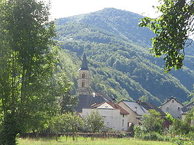 Le clocher du village vu depuis les champs