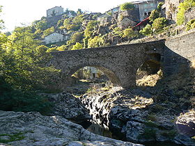 Vebron et son pont, depuis la rive du Tarnon