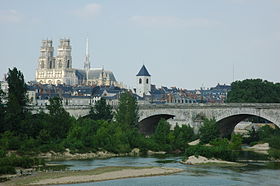 La cathédrale Sainte-Croix vue depuis la Loire.
