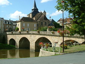 Vue d'ensemble du pont et de la partie ancienne de La Celle-Dunoise