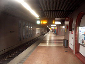 Frankfurt am Main- U-Bahnhof Kirchplatz- auf Bahnsteig Richtung Enkheim- Richtung Praunheim Heerstraße 21.11.2009.jpg