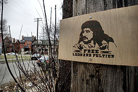 Panneau réclamant la libération de Leonard Peltier à Détroit (Michigan).