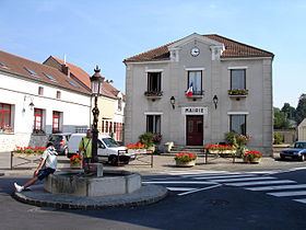 La mairie et la fontaine, place de la Mairie.
