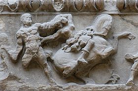 Héraclès combattant les Amazones, détail d'une Amazonomachie de la frise du temple d'Artémis Leucophryène (IIe siècle av. J.‑C.) (Musée du Louvre)