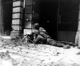 GI machine gun crew in Aachen.jpg