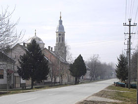 La rue principale de Gardinovci, avec l'église orthodoxe
