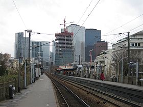 Gare de Courbevoie, vue vers la Défense