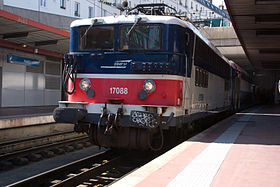 Une BB 17000 attelée à une VB 2N en gare de Paris-Nord.