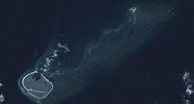 Image satellite des îles Glorieuses avec l'île du Lys à droite.